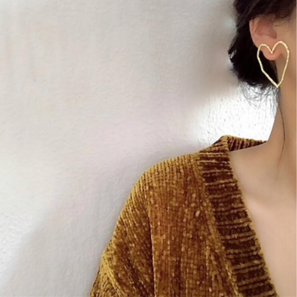 Carved Heart Outline Gold Stud Earrings - Picture 4 of 7